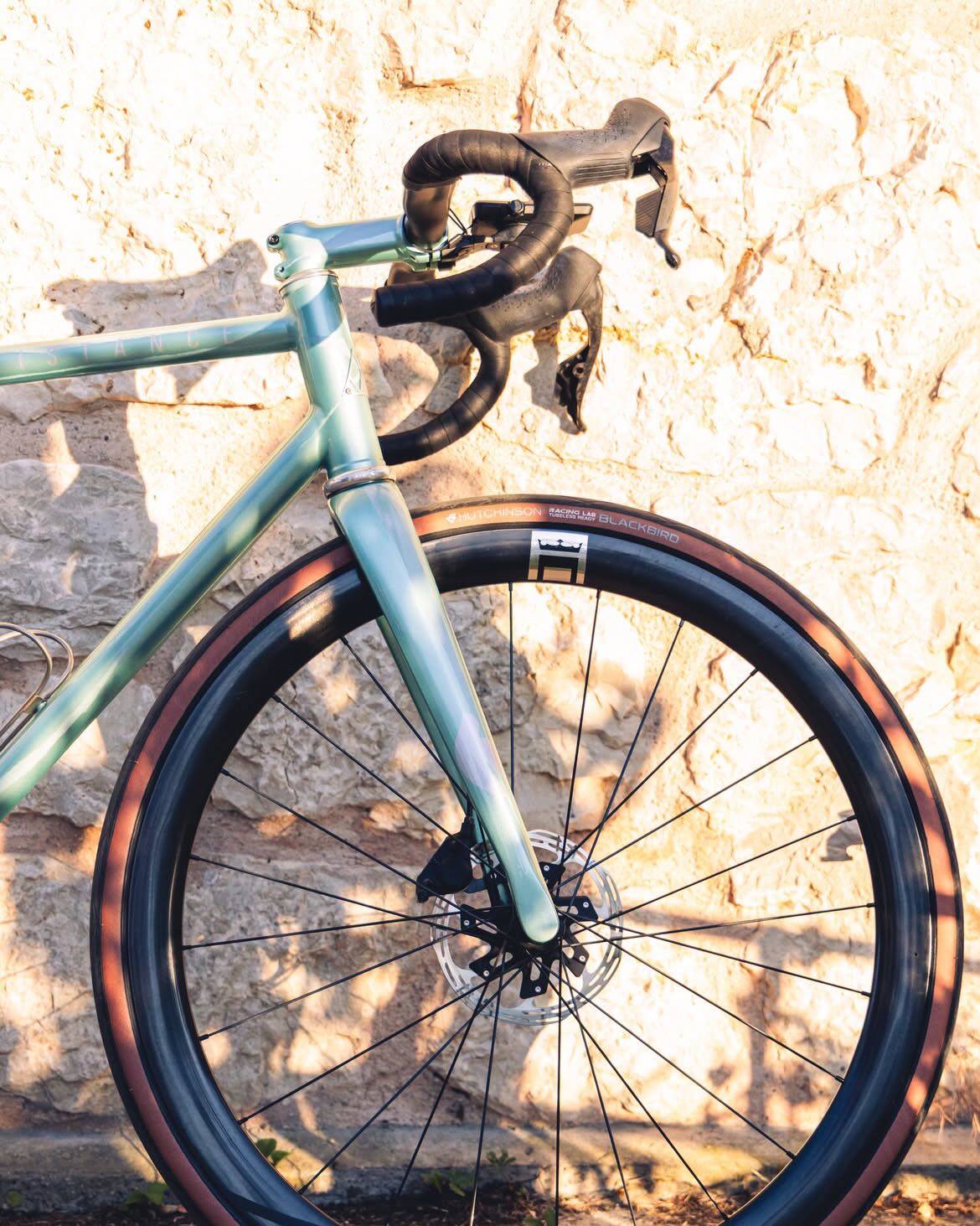 Avant du Distance 30i, fourche et roue