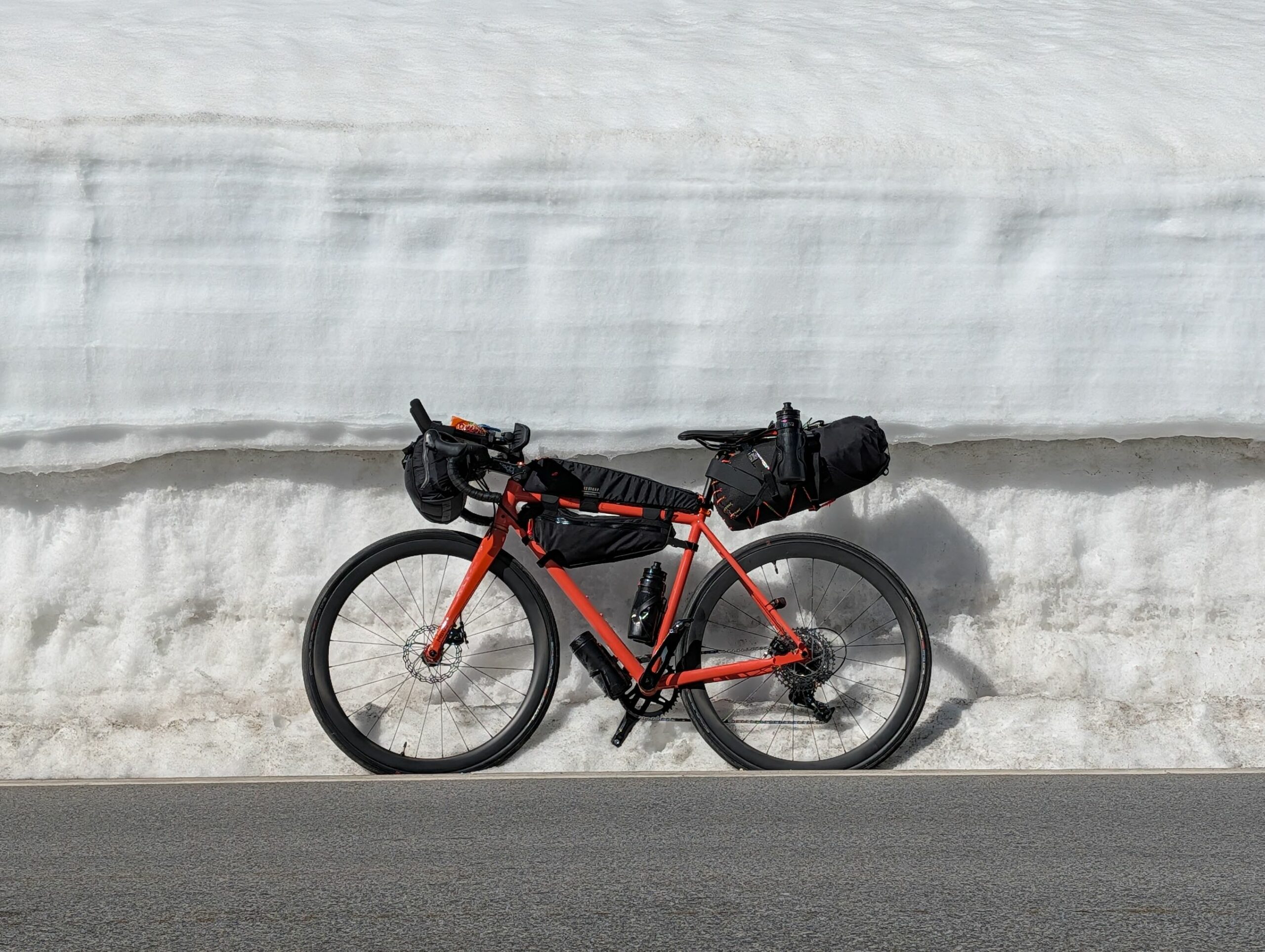 Entre deux murs de neige sur un col alpin