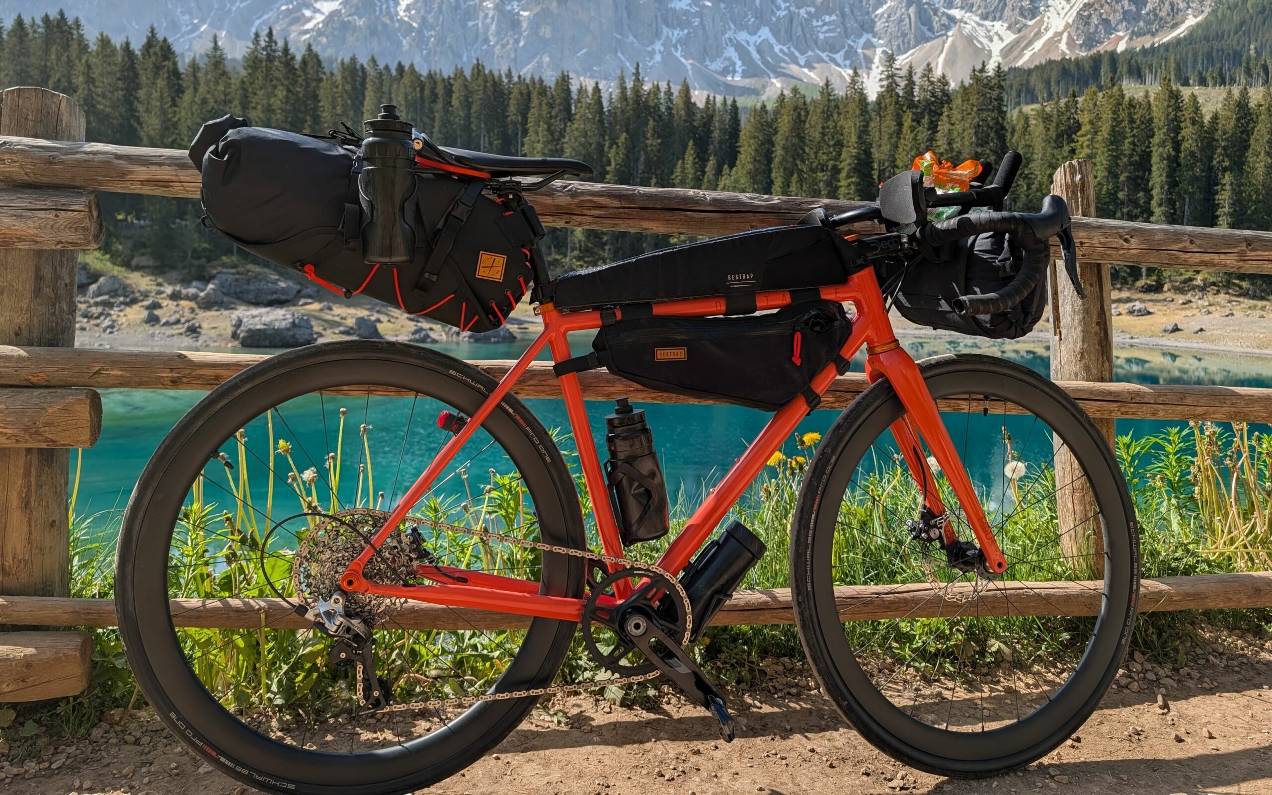 Distance 40 Analog chargé en bikepacking devant le lac de Carezza, Dolomites