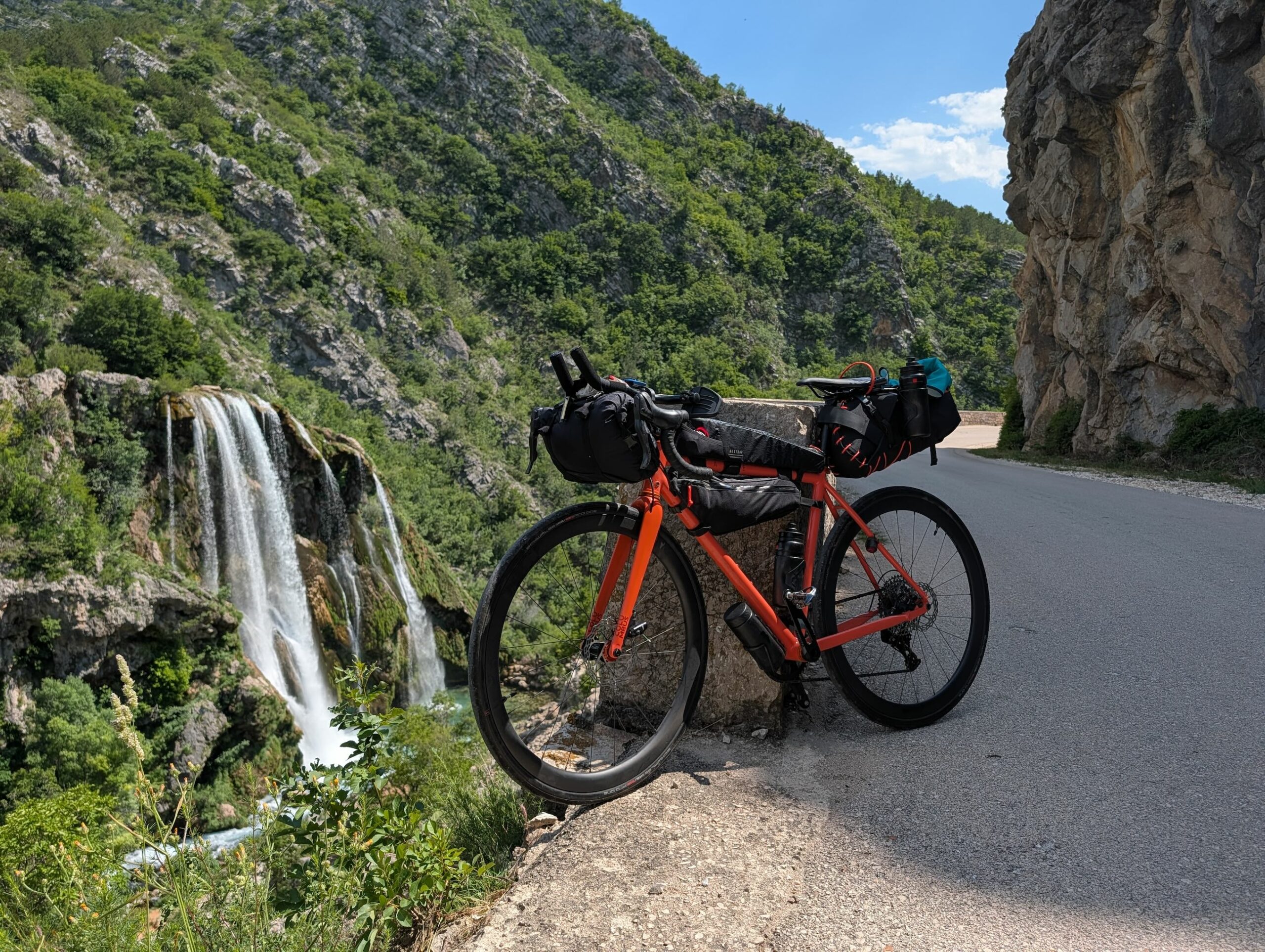 Halte devant une cascade en Croatie