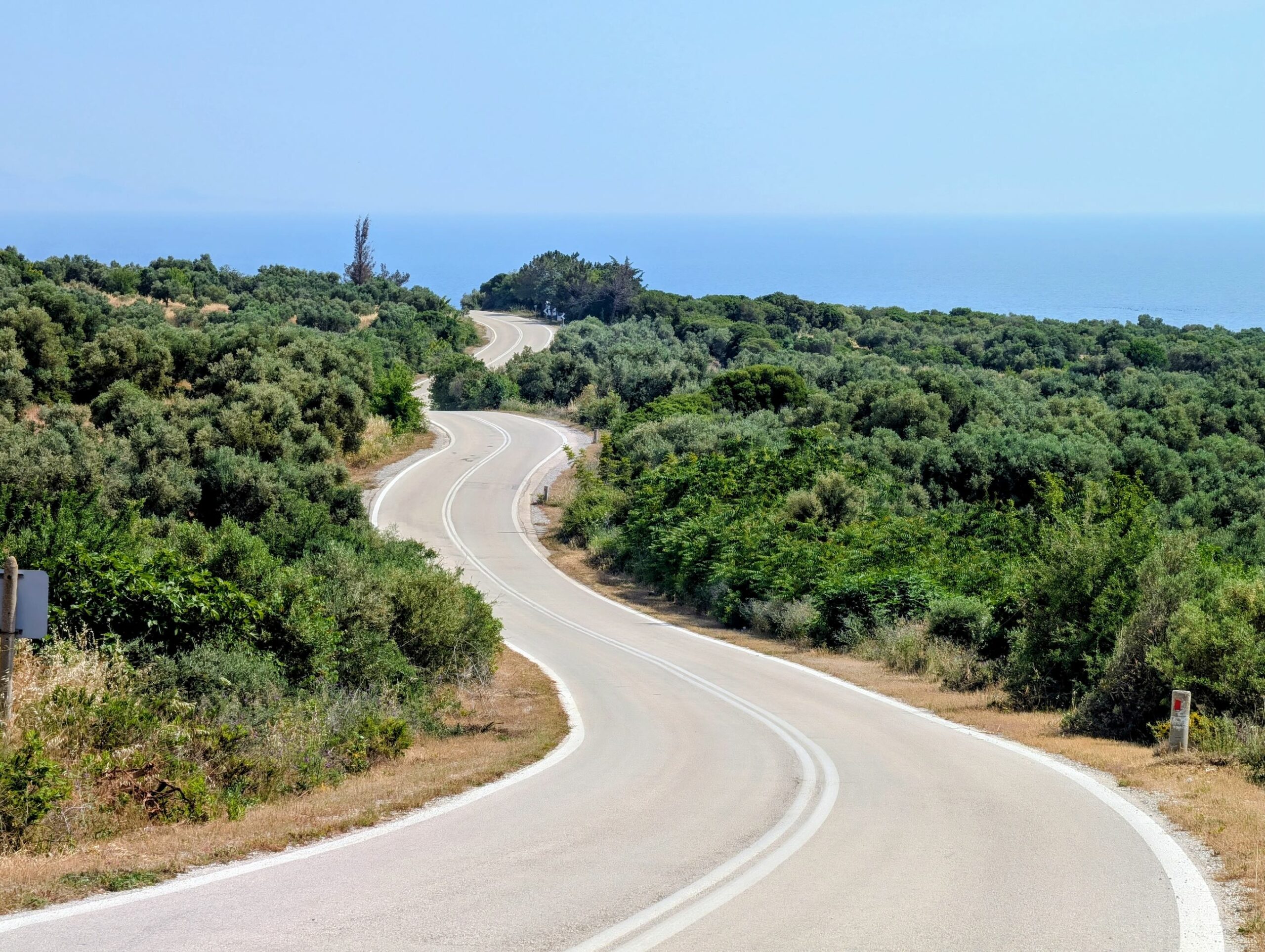 Route en lacets descendant vers la mer