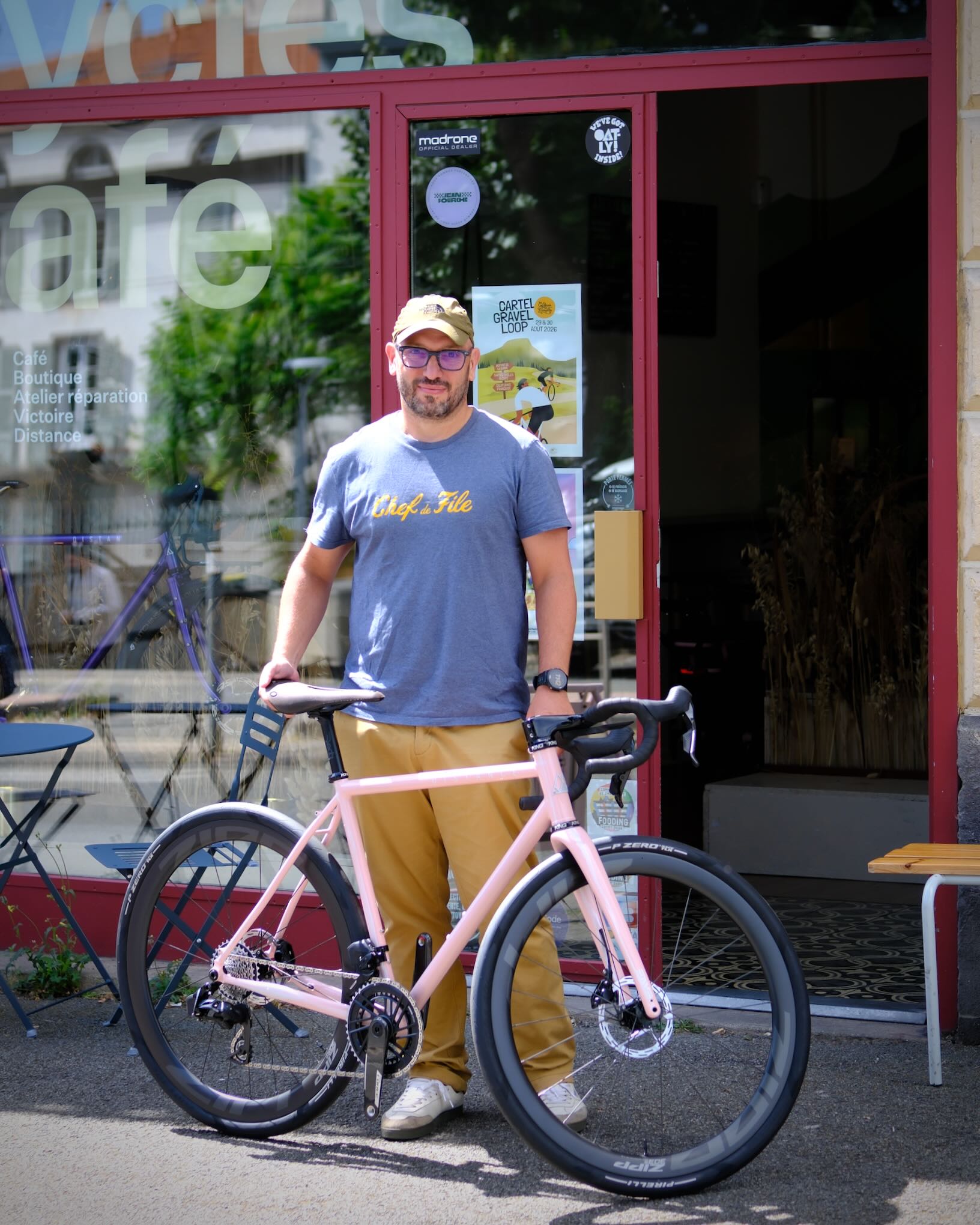 Vincent et son Distance 40i rose devant le Cartel Cycles & Café à Clermont-Ferrand