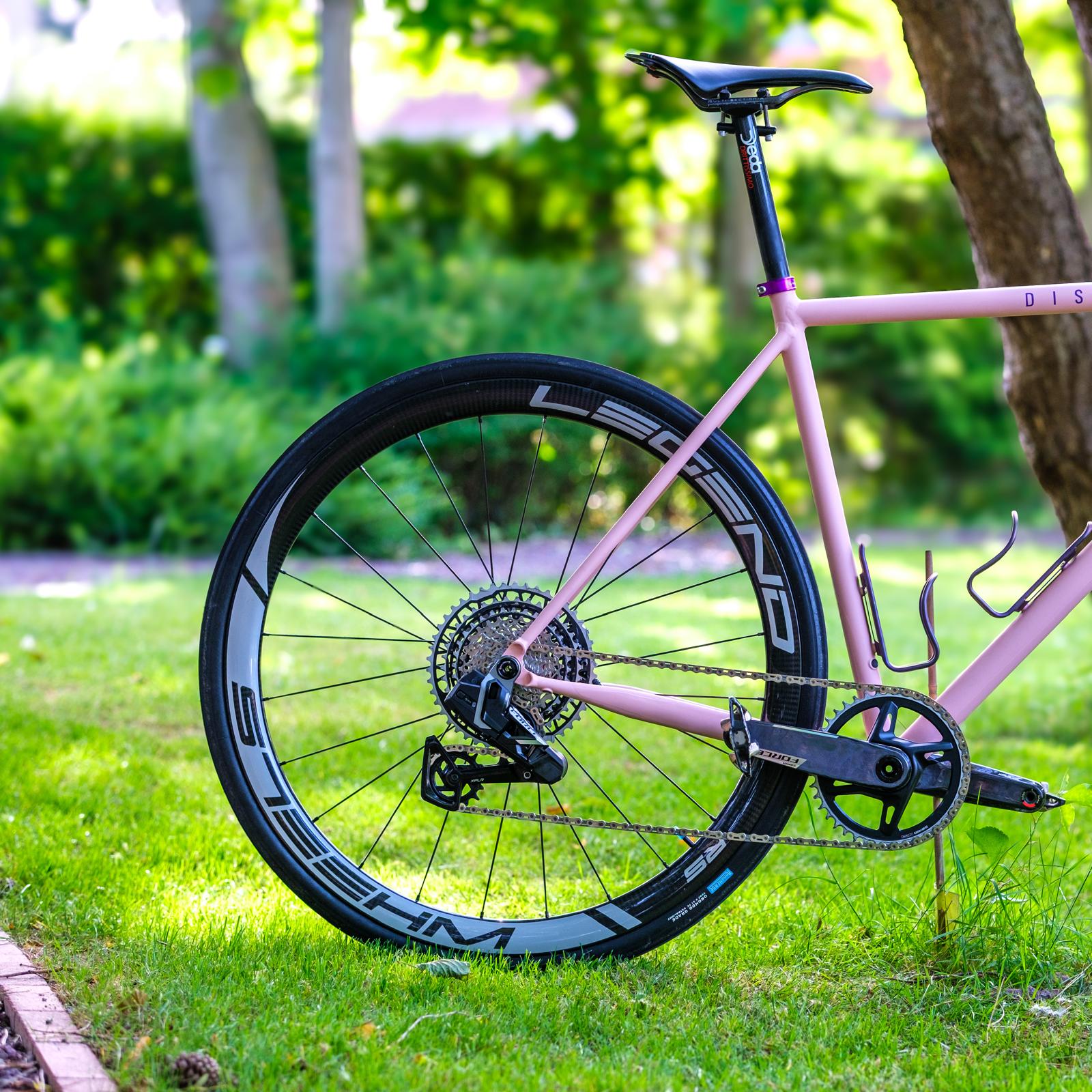 Triangle arrière et transmission SRAM XPLR, roue carbone Legend