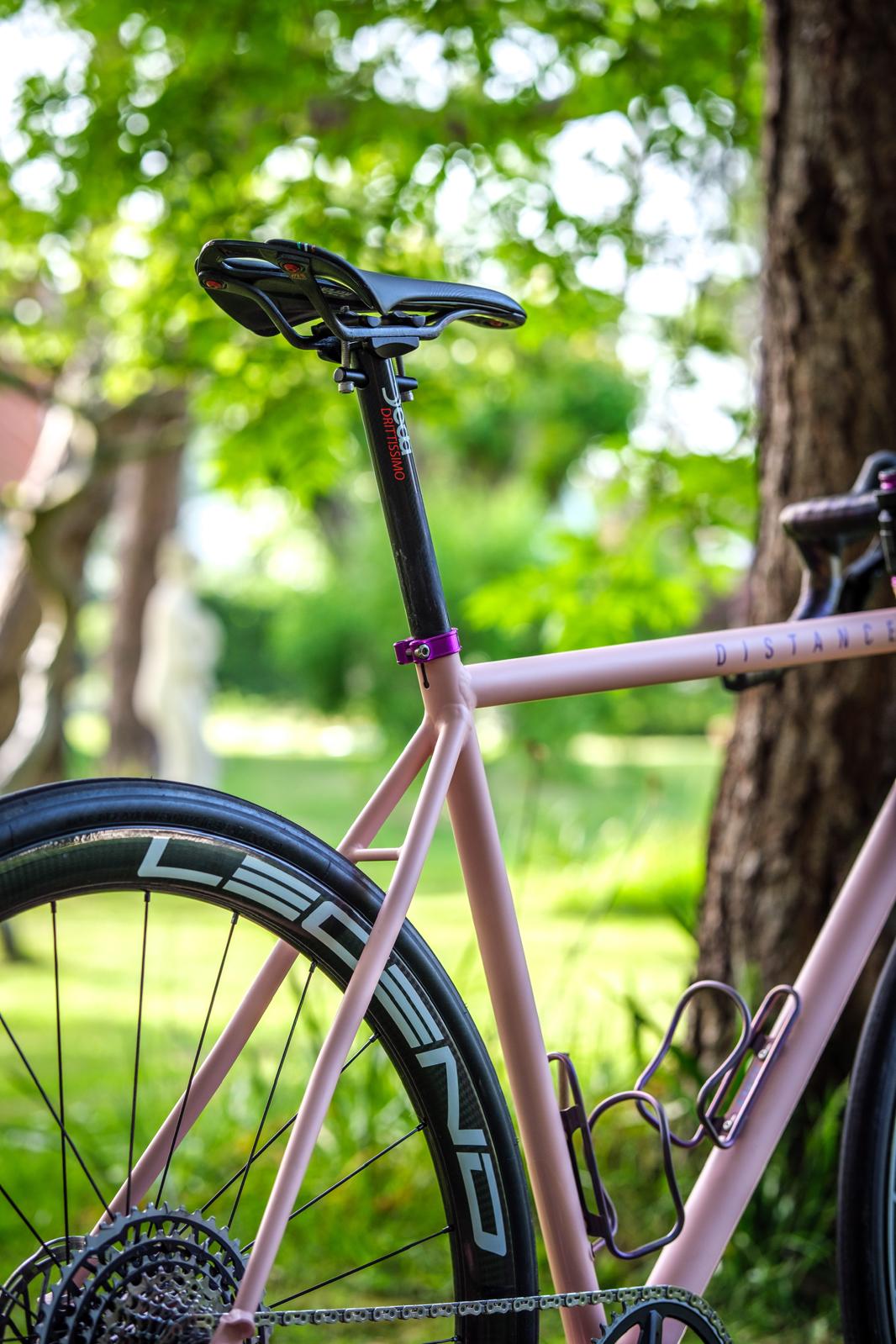 Tige de selle Deda et collier violet du Distance 40i