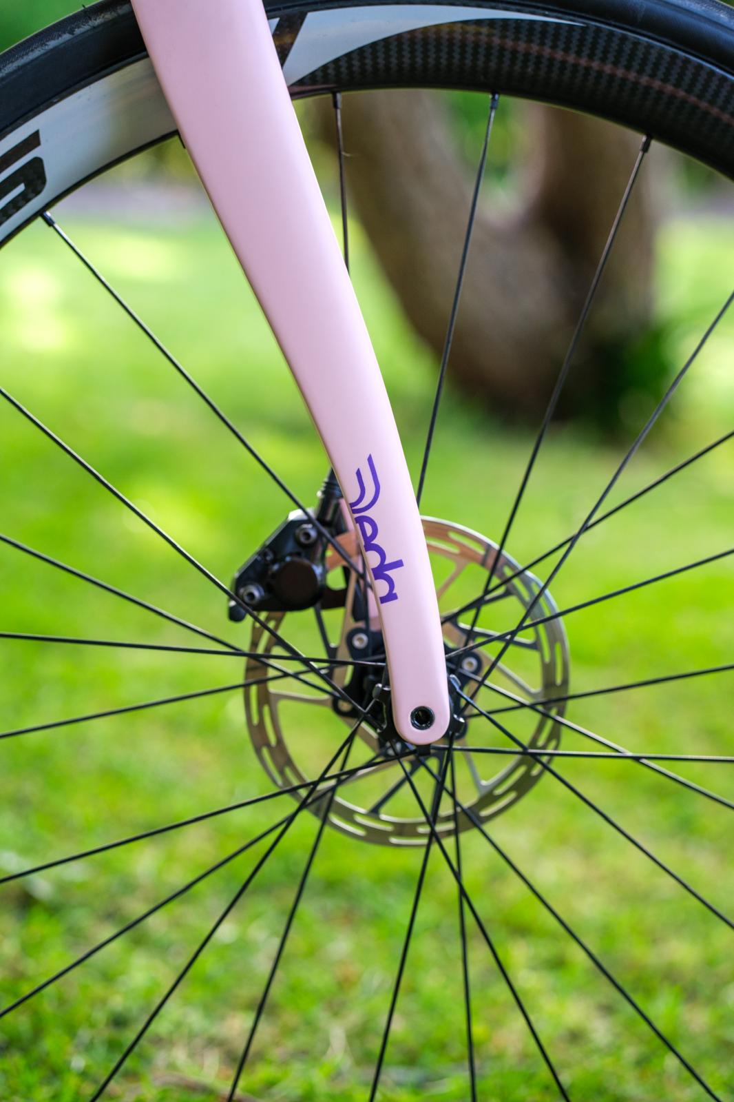 Fourche Deda aux logos violets et disque avant